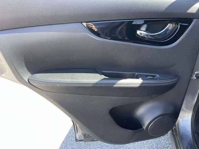 Used 2022 Gray Nissan SV image 10