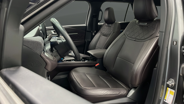 Used 2025 Carbonized Gray Metallic Ford Platinum image 10