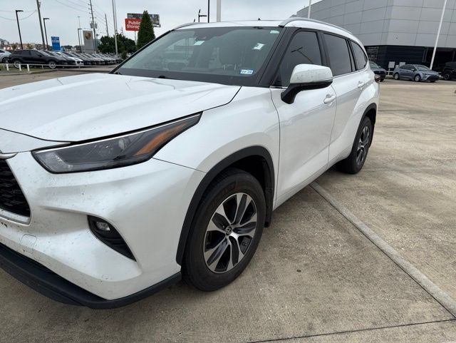 2024 Toyota Highlander XLE Beige at Bayway Cadillac Southwest