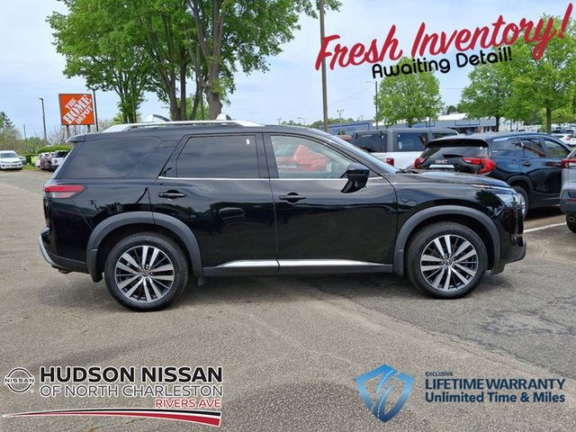 2022 Super Black Nissan Pathfinder Platinum FWD SUV