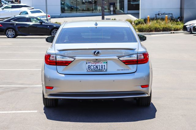 Used 2018 Silver Lexus 300h image 5