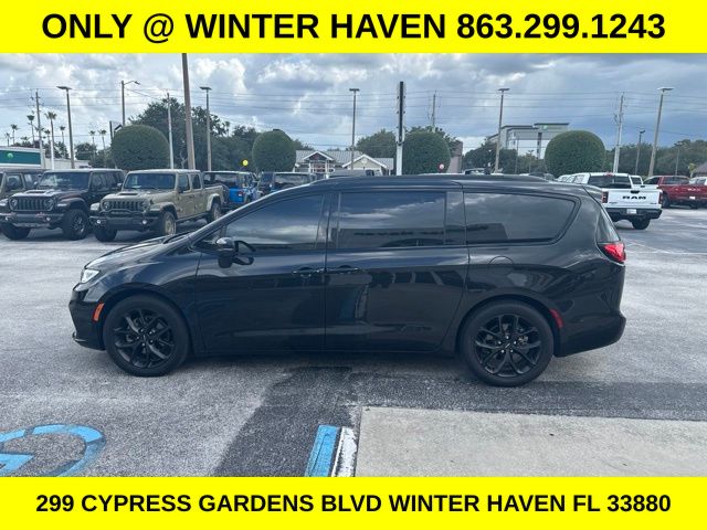 2023 Brilliant Black Crystal Pearlcoat Chrysler Pacifica Touring L FWD Van