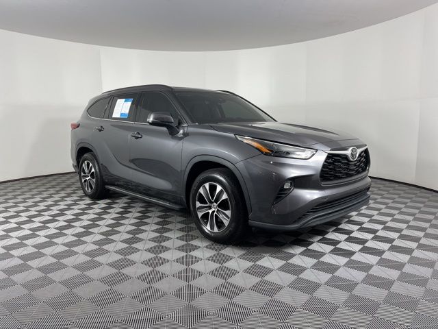 2022 Toyota Highlander XLE 2