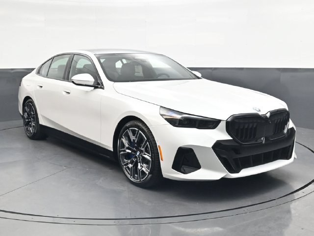 New 2027 White BMW 550e xDrive image 2