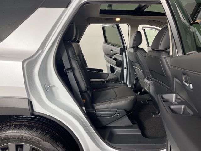 2025 Everest White Pearl Tricoat Nissan Pathfinder SL 4X4 SUV