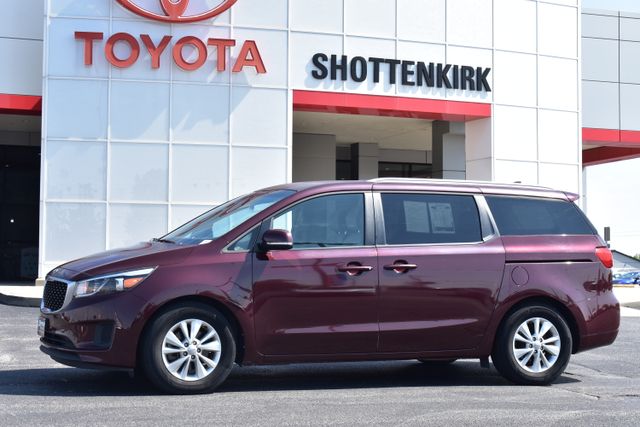 2017 Kia Sedona LX's photo