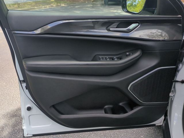Used 2022 White Jeep Altitude image 12