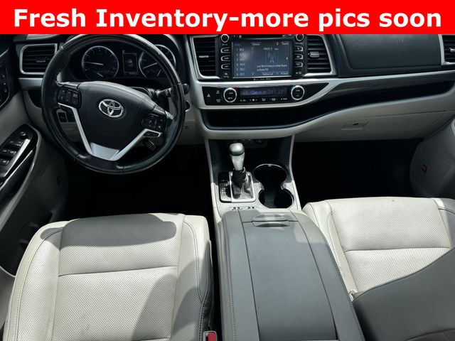 2019 Toyota Highlander Limited Platinum Silver at River Oaks CDJR