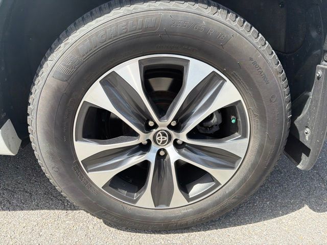 2022 Toyota Highlander XLE Off-white at Carlisle Cadillac Buick GMC