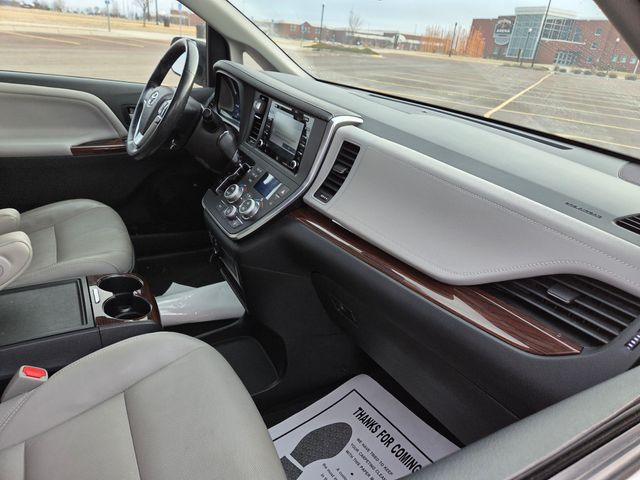 2019 Toyota Sienna XLE Auto Access Seat