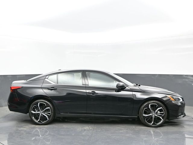 2024 Super Black Clearcoat Nissan Altima 2.0 SR FWD Sedan