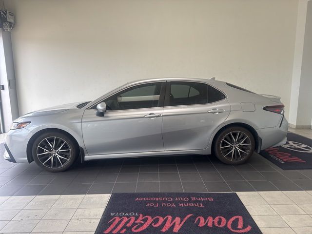 2023 Toyota Camry SE's photo
