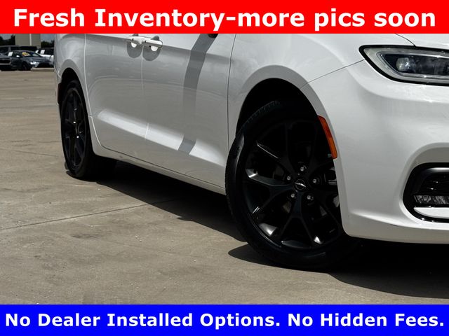 2025 Chrysler Pacifica Limited White at Mac Haik CDJR North Houston