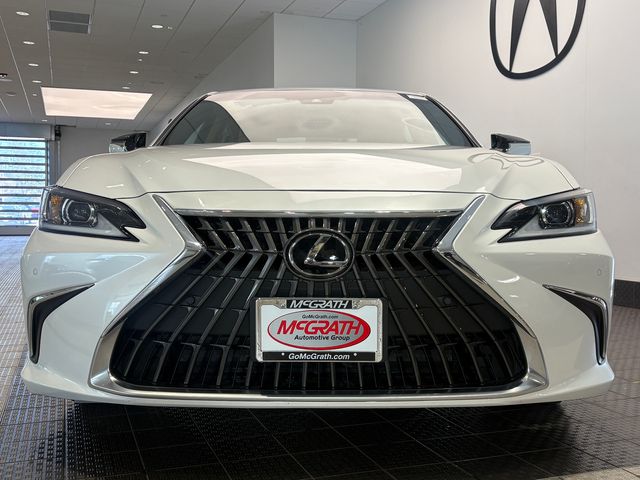 Used 2023  Lexus 300h image 2