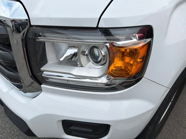 Used 2017 White GMC Base image 12