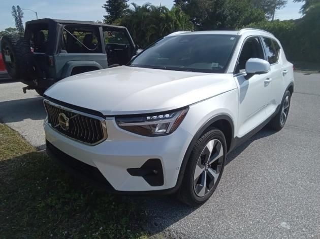 2024 Volvo XC40 Plus's photo