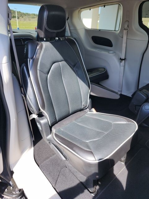 Used 2023 Black Chrysler Limited image 43