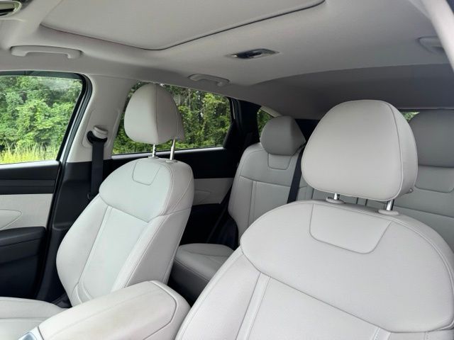 Used 2025 White Hyundai SEL Convenience image 24
