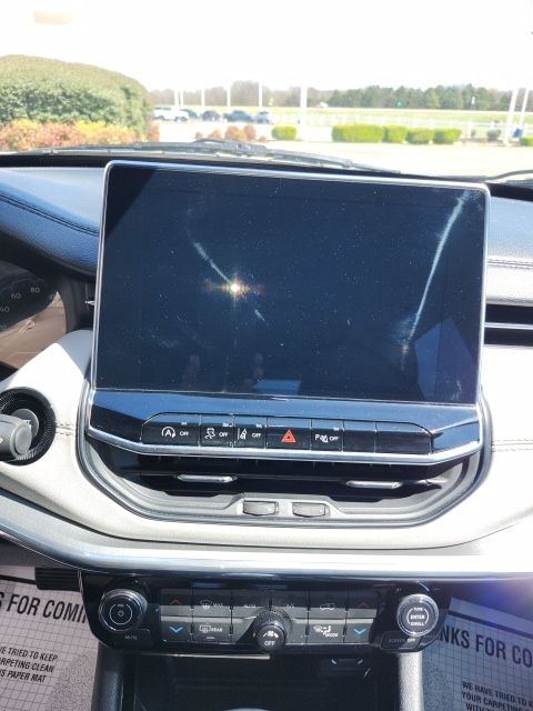 Used 2024 White/off-white Jeep Limited image 21