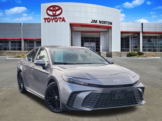 2025 Toyota Camry SE's photo