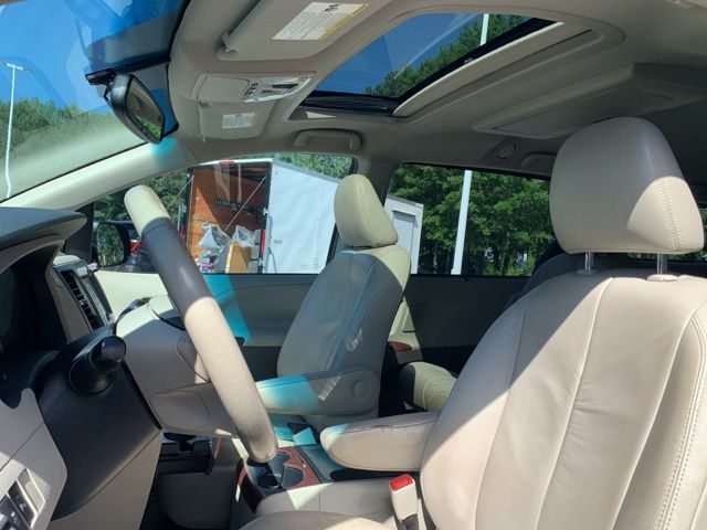 2012 Toyota Sienna XLE 7-Passenger Auto Access Se photo