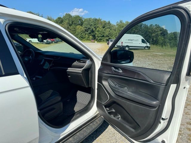 Used 2022 White Jeep Altitude image 14