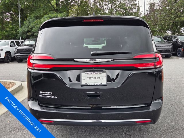 Used 2025 Chrysler Pacifica Van