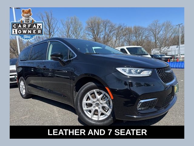 Diamond Black Crystal Pearlcoat 2024 Chrysler Pacifica Touring L FWD Minivan Front-Wheel Drive 9-Speed Automatic