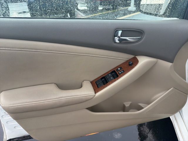 Used 2009 White Nissan 2.5 SL image 22