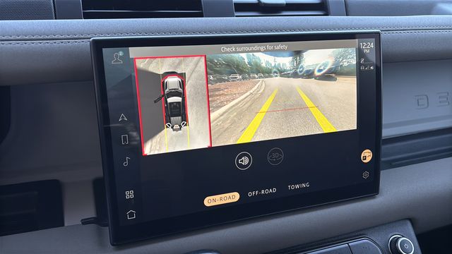 Used 2022  Land Rover SE image 27