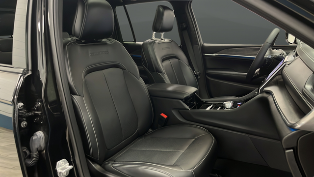 Certified Used 2025 Diamond Black Crystal Pearlcoat Jeep Overland image 24
