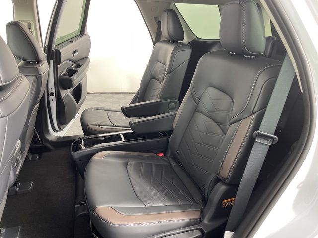 2025 Everest White Pearl Tricoat Nissan Pathfinder Platinum 4X4 SUV