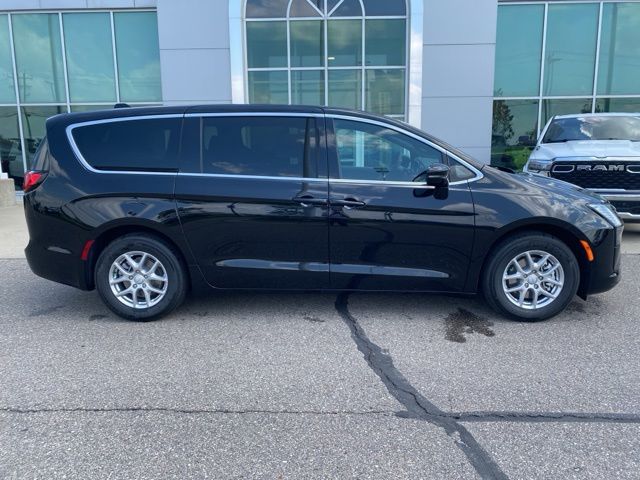 2027 Chrysler Pacifica Select - Diamond Black exterior view 4