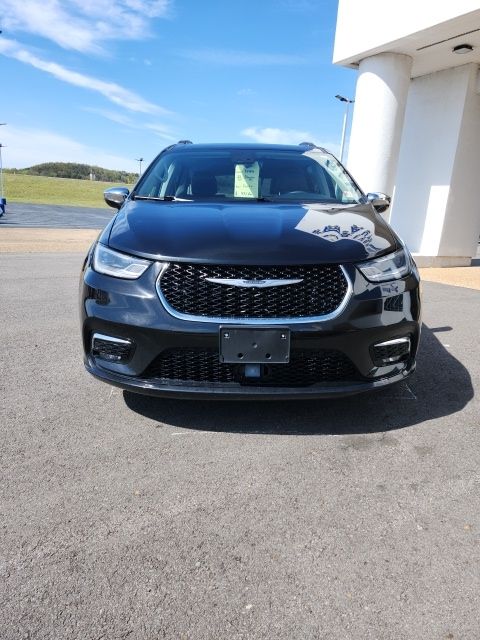 Used 2023 Black Chrysler Limited image 2
