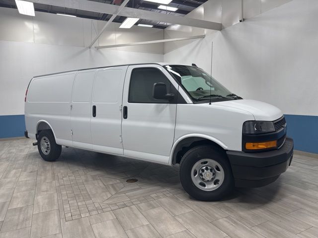 New 2026 Summit White Chevrolet Work Van image 31