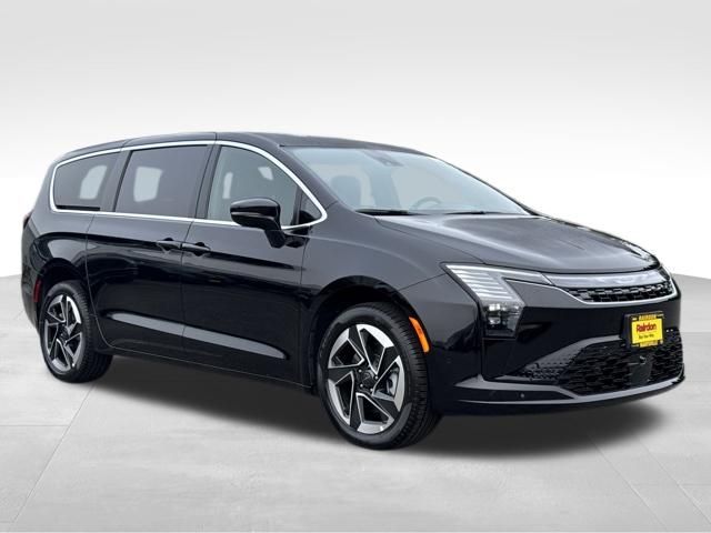 Diamond Black Crystal Pearlcoat 2027 Chrysler Pacifica Minivan All-Wheel Drive 9-Speed Automatic