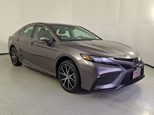 2023 Toyota Camry SE's photo