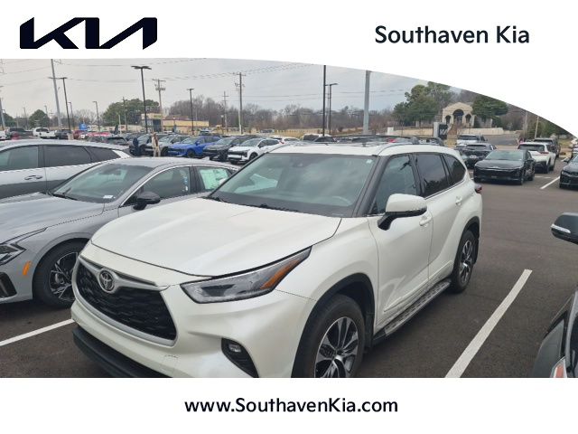 Blizzard White Pearl 2021 Toyota Highlander XLE FWD SUV / Crossover Front-Wheel Drive 8-Speed Automatic