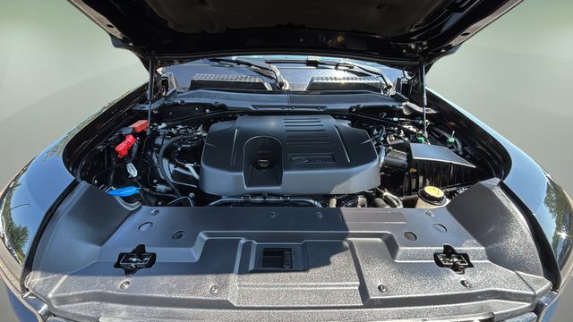 Used 2022  Land Rover SE image 33