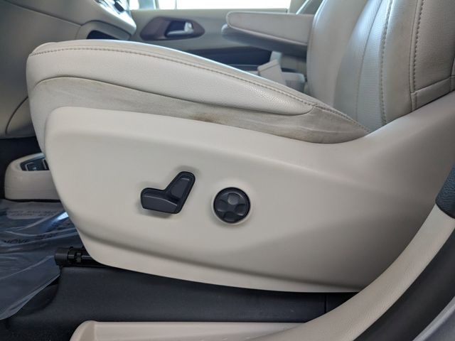 2019 Chrysler Pacifica Touring L Plus photo