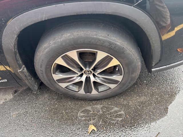 used 2021 Toyota Highlander Hybrid car, priced at $32,999