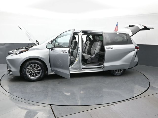 2021 Toyota Sienna XLE 53