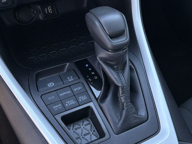 2024 Toyota RAV4 LE - Photo 17