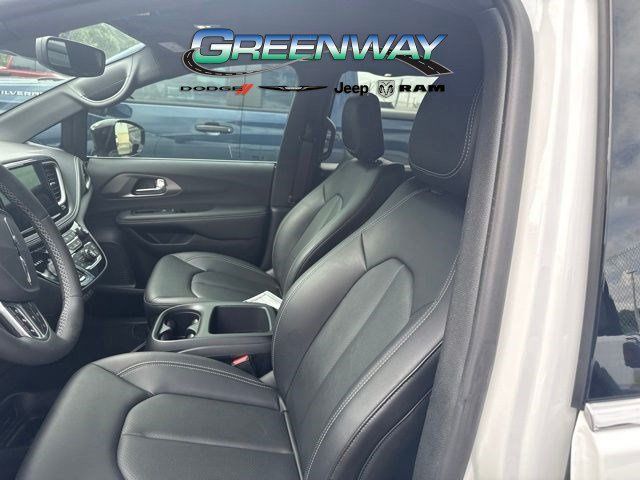 Used 2025 White Chrysler Select image 8
