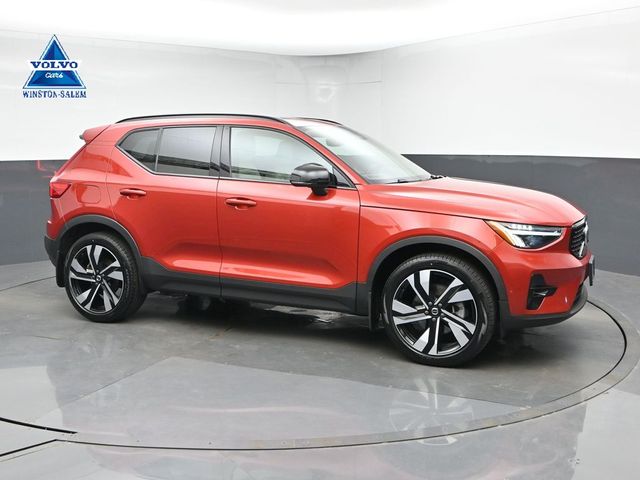2023 Volvo XC40 B5 Plus Dark Theme AWD    
