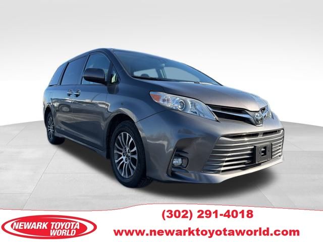 2019 Toyota Sienna XLE's photo