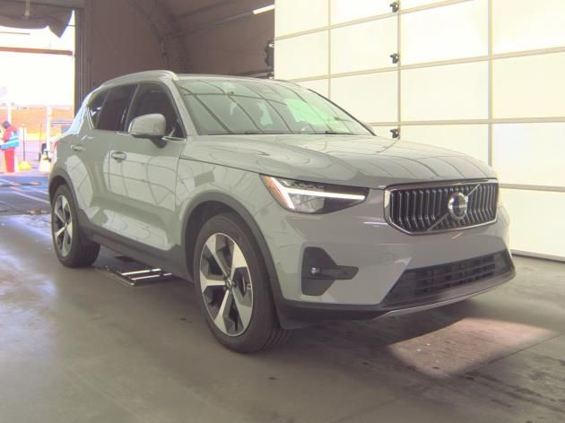 2025 Volvo XC40 B5 Plus Bright Theme