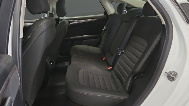 Used 2020 Oxford White Ford SE image 24