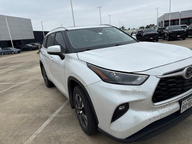 2024 Toyota Highlander XLE Beige at Bayway Cadillac Southwest