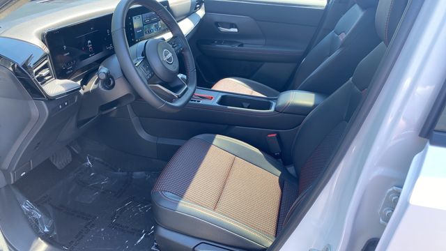 Used 2025 Aspen White Tricoat Nissan SR image 9
